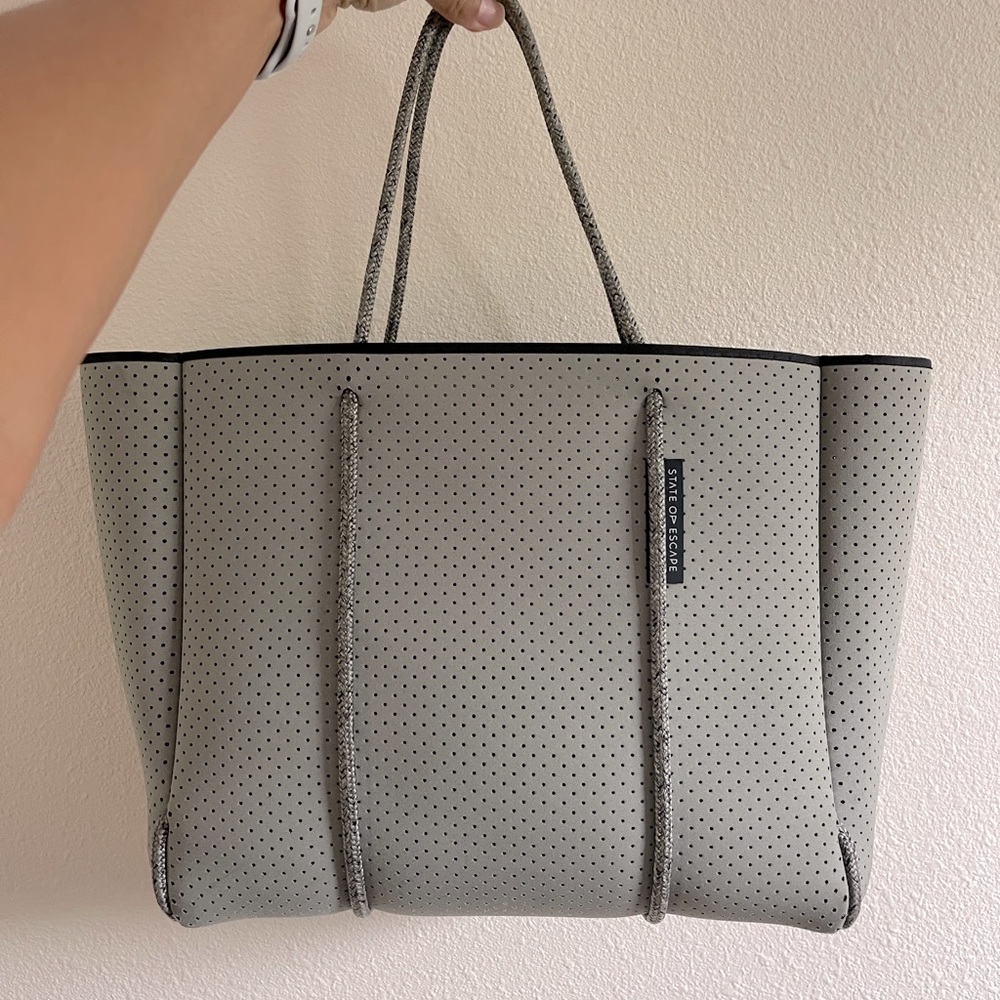 STATE OF ESCAPE Flying solo tote in sage green